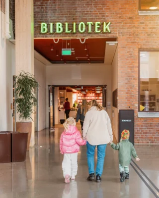 Alla barnföräldrar - kolla hit! ✨
Du har väl inte missat att stadsbiblioteket i Gummifabriken erbjuder massor av evenemang och aktiviteter för barn och familjer? Kolla in några av alla roliga aktiviteter nedan. 👇
 
🧡 FAMILJEFREDAG
Under våren bjuder stadsbiblioteket in till familjefredag varje månad! Sagostunder, akvarellmålning, monsterworkshop och mycket mer!
 
🎲 SPELA SPEL Låna brädspel och sällskapsspel att spela på plats eller ta med hem för en rolig stund tillsammans.
 
🎨 RITA
Hämta målarbilder vid lånedisken och låt barnen färglägga inne i verkstaden på barnavdelningen.
 
💫 BARNAVDELNINGEN
En mysig miljö för läsning, sagostunder, utklädning och pyssel – perfekt för både lugna och kreativa stunder!
 
🌍 MÅNGSPRÅK Utforska vår avdelning för mångspråk där vi har samlat barnböcker på flera olika språk.
 
🎵 TUMMETOTT
Sånger, ramsor och rörelse för barn 0–5 år. Ett mysigt sätt att stimulera språket och rörelseglädjen hos de små.
 
Läs mer på bibliotek.varnamo.se

📷 Silja Fabricius, Gummifabriken.

#värnamo #värnamostadsbibliotek #aktiviteterförbarn #varnamobibliotekochkultur #gummifabrikenvärnamo