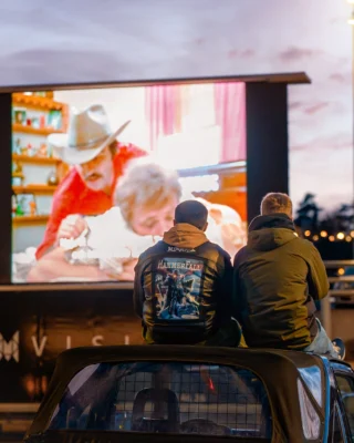Gillar du EPA, bilar och skönt häng? Då får du inte missa årets EPA-träff och drive-in-bio på Gummifabriken lördagen den 28 juni! En maxad kväll där bilkultur möter film! 🚗🎬🔥
 
Vad kan du förvänta dig?
• Mäktig EPA-parkering – visa upp ditt bygge
• Skönt häng med andra EPA-entusiaster
• Storslagen film direkt från bilen – precis som i USA
• Musik, snacks och go stämning hela kvällen

Det här är din kväll – en trygg, schysst och rolig plats att vara på, där gemenskapen står i centrum och du får vara dig själv. Vi hyllar bilkulturen, peppar en positiv ungdomskultur och bjuder in till ett evenemang som du kommer minnas länge.

🎟️ Köp biljetter på gummifabriken.se
📅 LÖR 28 JUN 17.00
👤 Åldersgräns: Upp till 17 år (fram till dagen innan du fyller 18 år)

📷 Alin Popescu

#driveinbio #värnamo #epaträff #gummifabrikenvmo