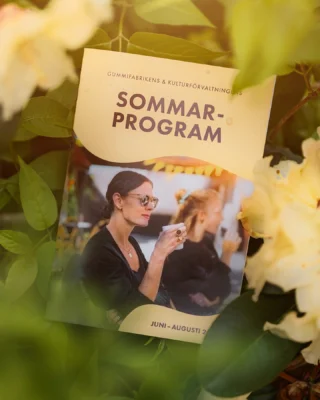 Nu kan du hämta Gummifabrikens och kulturförvaltningens sommarprogram! ✨  I programmet hittar du en mängd spännande evenemang och aktiviteter för hela sommaren. ☀️⛱️  Programmet finns att hämta gratis på Gummifabriken, stadsbiblioteket och snart även på kommunens infopoints. Du kan också läsa programmet digitalt via länken i vår bio.