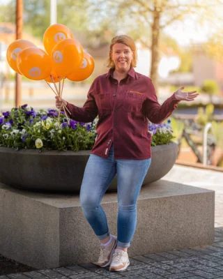 Värnamokalaset – lördag 24 maj! 🎉
Vi på Gummifabriken finns på plats hela dagen i vårt tält vid ”Rutan”, bredvid stadsbibliotekets bokbil. Kom förbi och snurra på lyckohjulet, pyssla eller bara häng en stund!
 
Festligheterna drar igång redan kl. 09.30 på entrétorget vid Gummifabriken – häng med oss i tåget ner till stan med Lyran och Drillflickorna i täten! 🎶👟🥳 Självklart blir det ballonger till alla som följer med! 🎈
 
#Värnamokalaset #gummifabrikenvmo