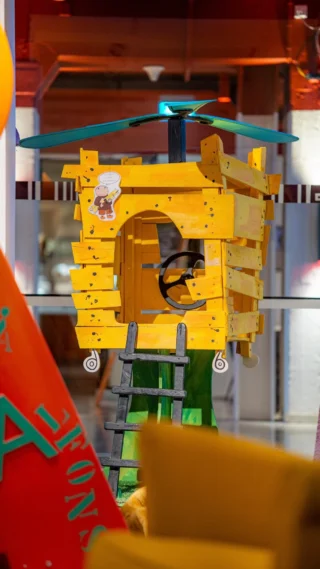 Nu har Alfons Åberg och hans kompisar flyttat in på Gummifabriken! 🛝🚁✨
Fram till den 16 augusti hittar du lekutställningen ”Alfons Åbergs värld” i konsthallen Blickfånget på plan 0. Utställningen bjuder på härlig lek för barn – och nostalgi för deras medföljande vuxna. 
 
Här kan du kika ner i spökkällaren, träffa monstret under sängen, åka helikopter och mycket mer. Självklart finns det också gott om Alfons-böcker att bläddra i! 📚
 
Dessutom hittar du tävlingen ”Hitta Alfons” i stadsbiblioteket, där du även kan måla Alfons-bilder på barnavdelningen. 🎨
 
Varmt välkommen!

Utställningen är producerad av Barnutställningen.nu i samarbete med bokförlaget Rabén&Sjögren och Bok-Makaren.

#gummifabrikenvmo #alfonsåberg #värnamo