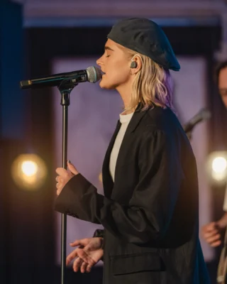 Vilken fantastisk kväll vi fick uppleva inne på Madame i fredags! ✨ Som höjdpunkt på Madames sommar-AW klev Julia Lov och hennes band upp på scenen. Energin var på topp och publiken sjöng med och dansade. Med sin starka scennärvaro och texter som träffar rakt i hjärtat är @julial0v ett namn att lägga på minnet. Svensk pop när den är som bäst.

📷 Silja Fabricius, Gummifabriken.