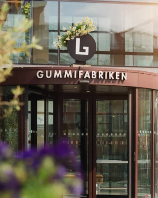 Snart är det dags att ta på midsommarkransen, plocka fram sillen och dansa små grodorna runt midsommarstången. Vi på Gummifabriken vill passa på att önska er alla en riktig fin midsommar! 🍓🌞

Här är våra öppentider under midsommarhelgen: 

🏢 Infocenter
TORS 19 JUN 07.45–10.00 & 11.30–14.00
Midsommarafton 20/6 Stängt
Midsommardagen 21/6 Stängt

☕️ Madame Brasserie & Café
TORS 19 JUN 07.30 – 17.00
Midsommarafton 20/6 Stängt
Midsommardagen 21/6 Stängt
 
📚 Stadsbiblioteket
TORS 19 JUN 08:00-16:00
Midsommarafton 20/6 Stängt
Midsommardagen 21/6 Stängt
 
🛝 Blickfånget
TORS 19 JUN 10:00-16:00
Midsommarafton 20/6 Stängt
Midsommardagen 21/6 Stängt

🎥 Biostaden Svenska Bio
För öppettider och aktuella filmer: se filmstaden.se
Biografkassan öppnar 20 minuter före första föreställningen.